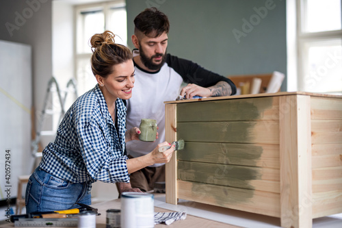Foto Mid adults couple painting furniture indoors at home, relocation and diy concept