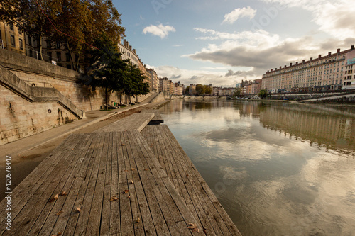 bord de Saône à lyon en automne avec le ciel se reflétant dans la rivière
