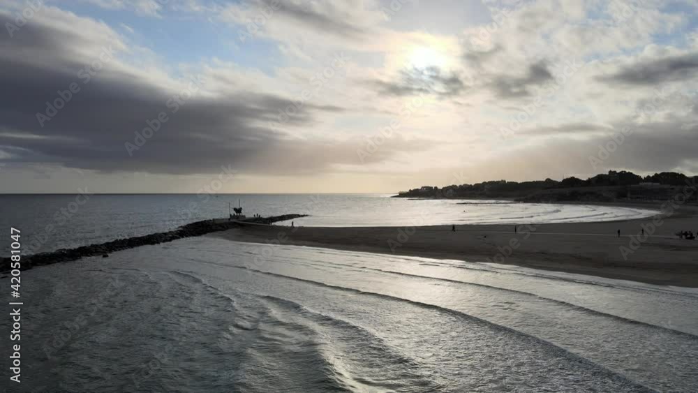 ATARCEDER EN LA PLAYA CON VISTA DRON 4K Y NUBES DE FONDO ATARCEDER EN LA PLAYA CON VISTA DRON 4K Y NUBES DE FONDO