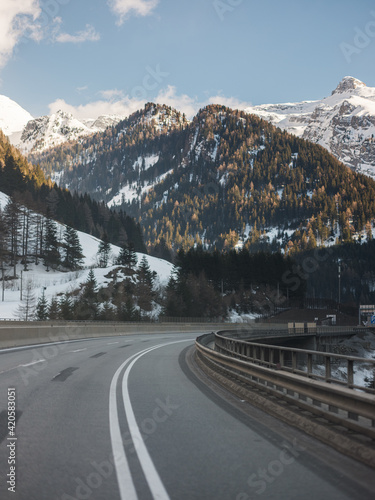 Autobahn am Abend in den Alpen