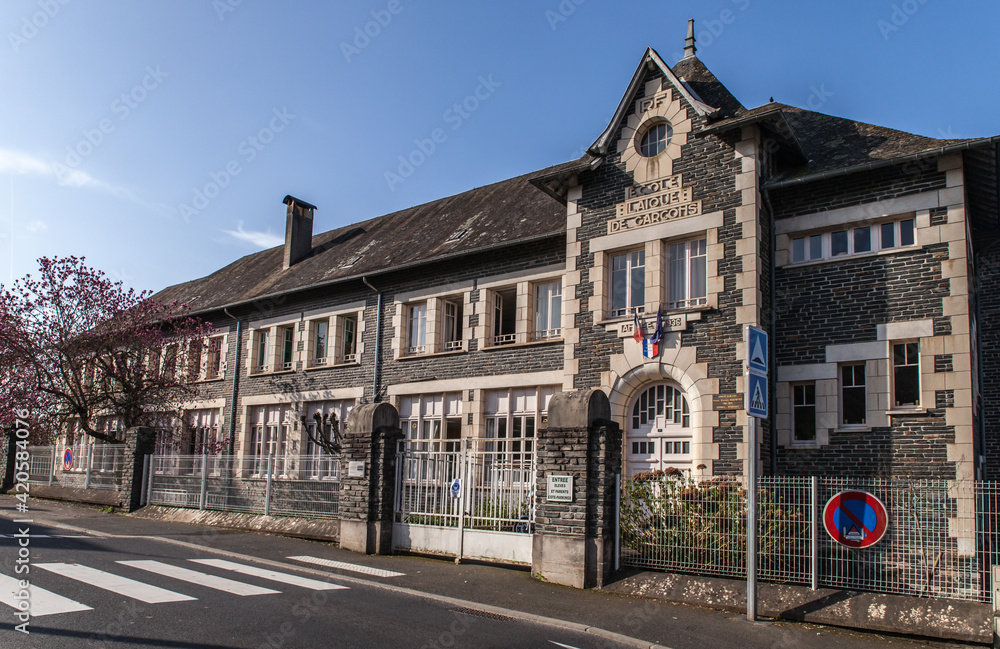 Allassac (Corrèze, France) - Façade de l'école élémentaire Pierre Maurice Restoueix au printemps
