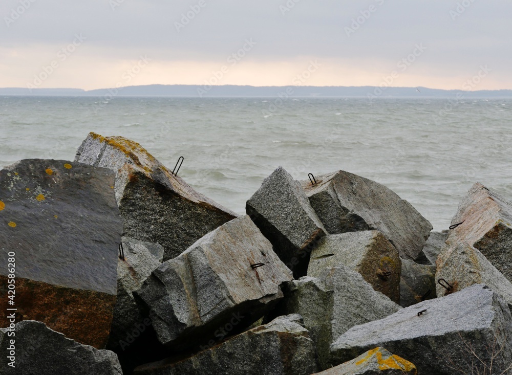 Wellenbrecherfelsen vor Ostsee