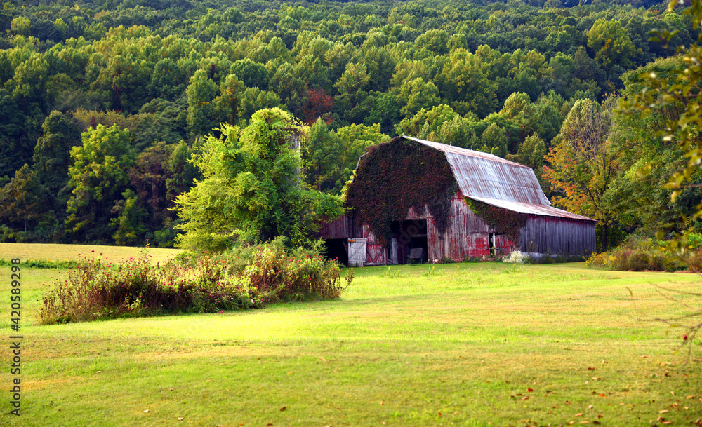 Barn on Tennessee Farm Land Barn on Tennessee Farm Land