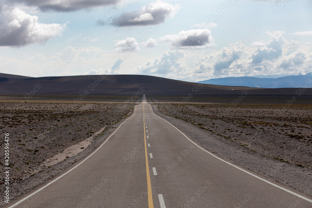Ruta 40. La ruta recorre el centro de esta provincia en sentido sudoeste a noreste. Recorrido: 275 km (del km 4004 al 4279).