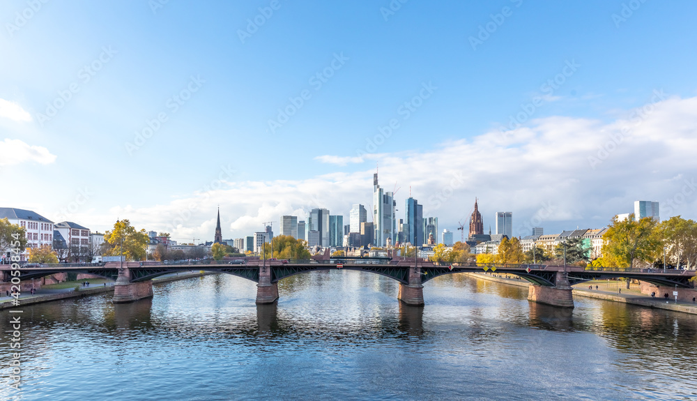 Fototapeta premium Frankfurt-Skyline-Bruecke