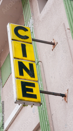 Cartel retro de sala de cine en fachada de edificio photo