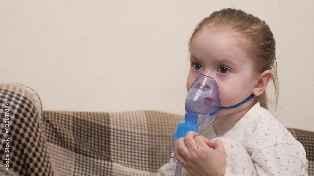 Treatment of a child at home for the flu and colds of the lungs. Kid