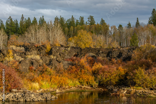 Fototapeta Naklejka Na Ścianę i Meble -  Autumn, Lava Island Falls Trail, Deschutes River, Deschutes National Forest, Oregon, USA