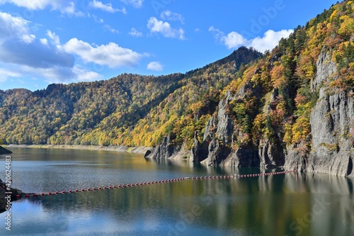 豊平峡ダムとちょうど見頃の紅葉のコラボ情景＠北海道
