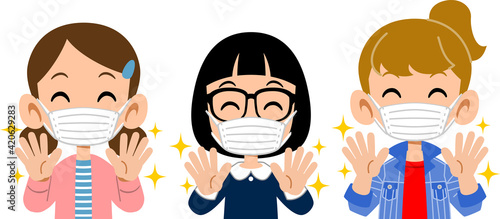 手洗いをしてマスクをつけた笑顔の三人の女子の上半身
