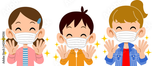手洗いをしてマスクをつけた笑顔の三人の子どもたちの上半身
