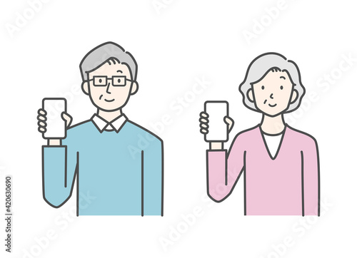スマホを持っているシニア男性とシニア女性