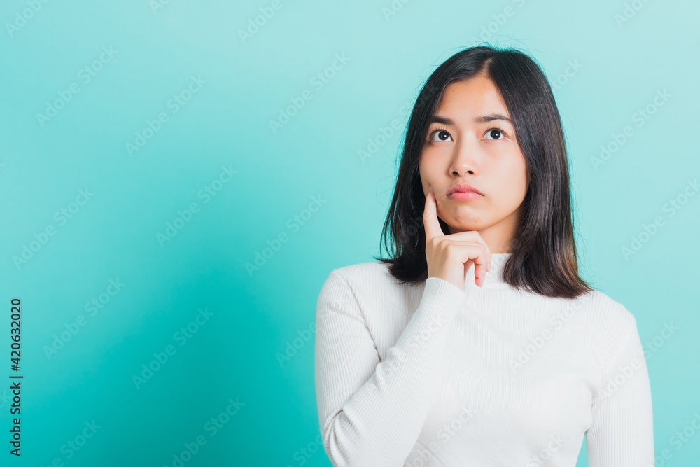 Φωτογραφία Young beautiful Asian woman hand near the face and thinking, Portrait  female to
