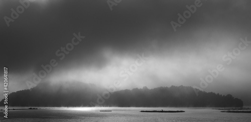한국 청주시티 대청호수 아침 물안개 풍경, 흑백사진 