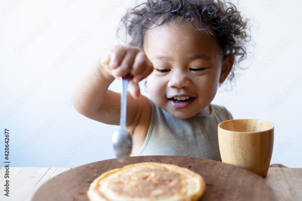 パンケーキを食べる女の子 パンケーキを食べる女の子