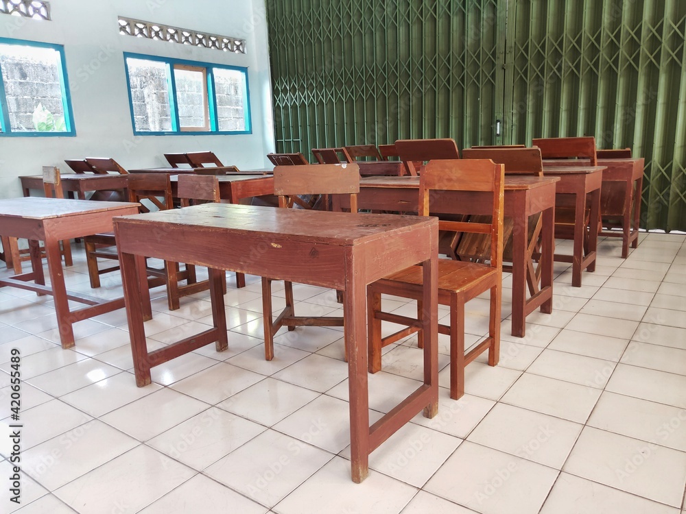 Fototapeta premium chairs and tables in the classroom