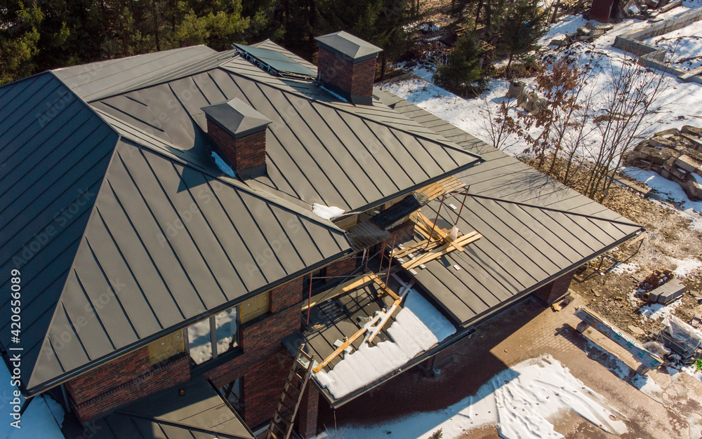 Naklejka premium Aerial top view of new modern residential house cottage water heat system on roof. Renewable ecological green energy production concept.