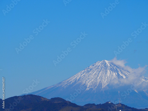 雲を纏う富士山