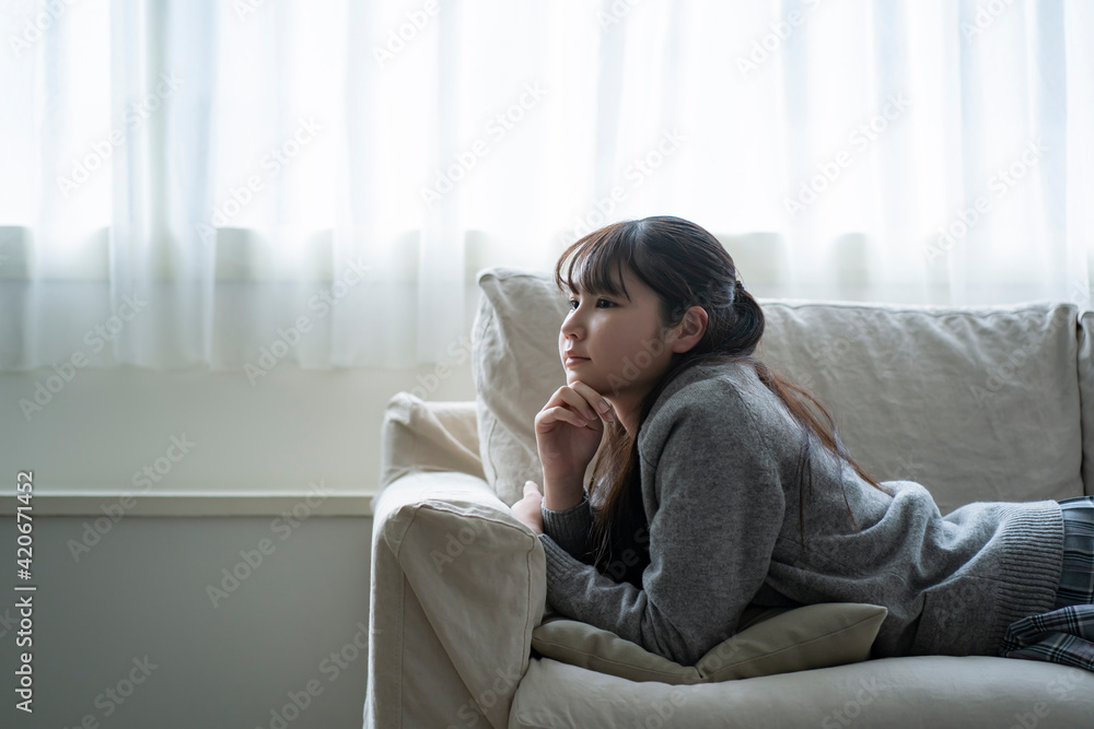 ソファでくつろぐ日本人の女の子 ソファでくつろぐ日本人の女の子