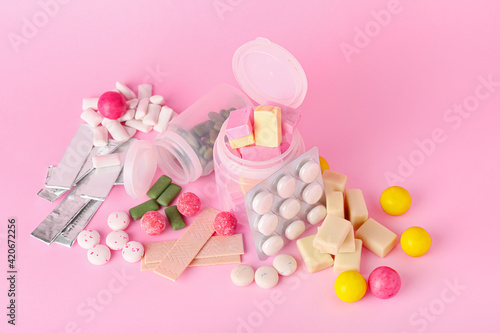 Tasty chewing gums on color background © Pixel-Shot