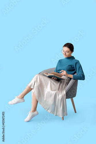 Beautiful young woman readi...
