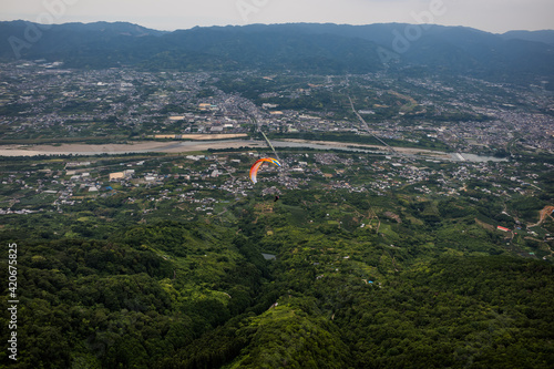 和歌山県紀の川市の龍門山付近にて旋回中のパラグライダーを空撮