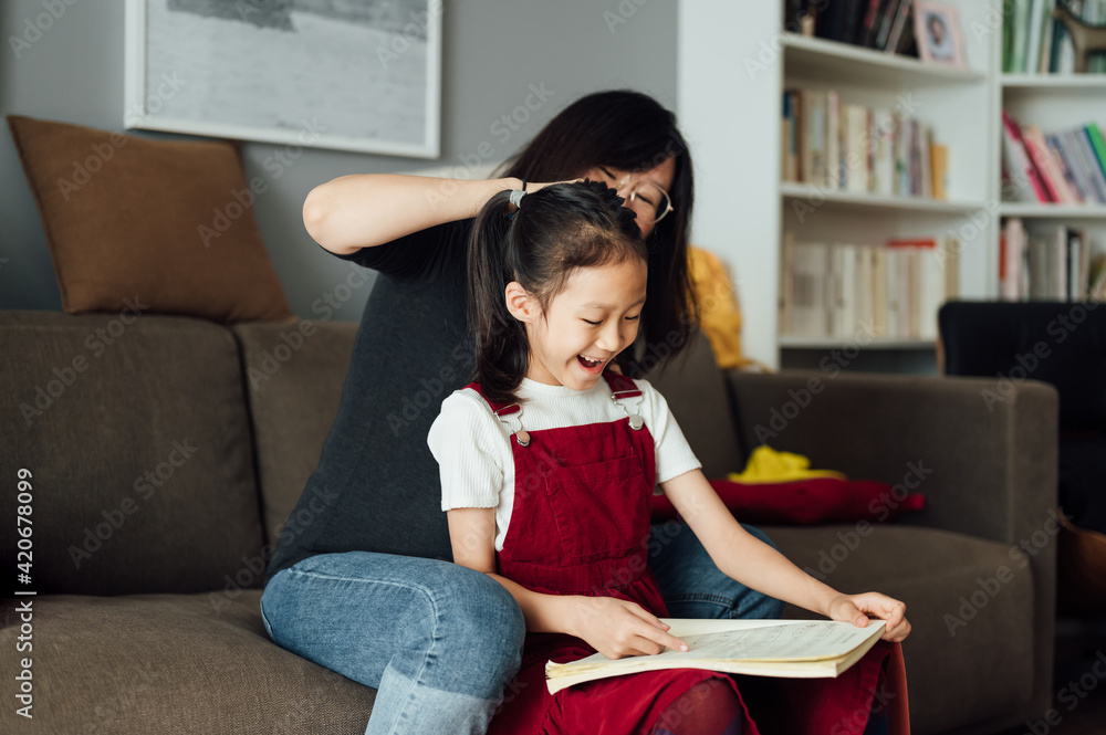 Pregnant mother and daughter at home Pregnant woman and daughter at home Pregnant mother and daughter at home Pregnant woman and daughter at home