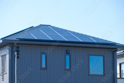 ソーラーパネルのある家 太陽光 発電 エコシステム