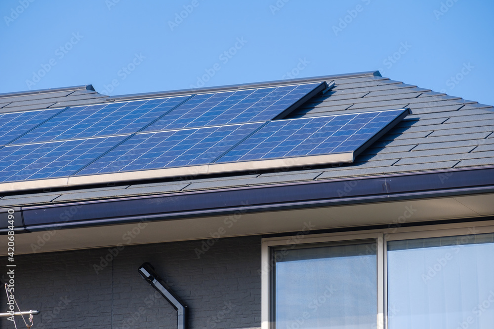 ソーラーパネルのある家　太陽光　発電　エコシステム