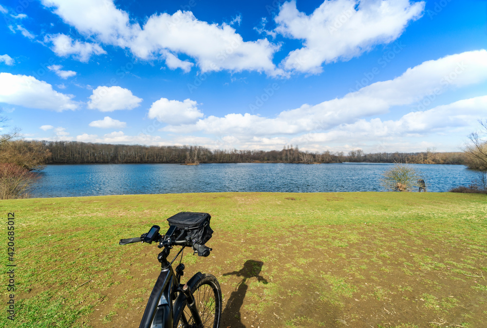 Fototapeta premium Auf dem E-Bike in den Frühling