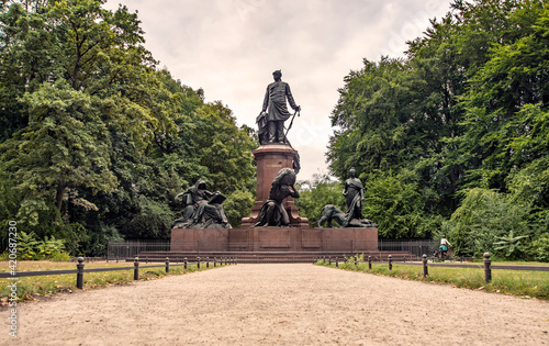 Foto The Bismarck Memorial (German: Bismarck-Nationaldenkmal) is a prominent memorial