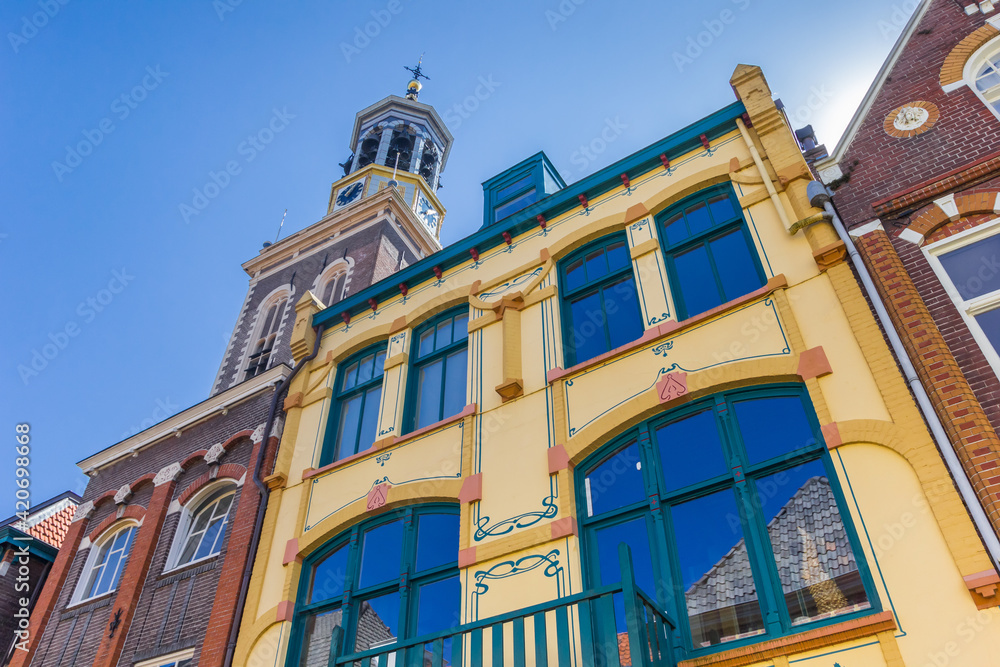 Obraz premium Colorful old houses in front of the tower of Kampen, Netherlands