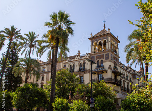 El Hotel Alfonso XIII es un edificio histórico ubicado en la ciudad de Sevilla, entre la Puerta de Jerez, el Palacio de San Telmo y la Fábrica de Tabacos.