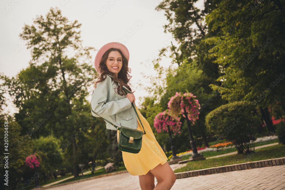 Φωτογραφία Photo of adorable charming young lady wear turquoise jacket headwear handbag spe