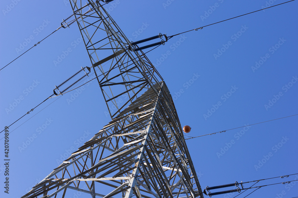 Electric tower for transporting electrical energy Electric tower for transporting electrical energy