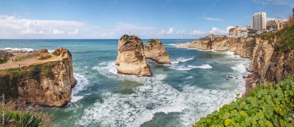 Obraz premium Pigeon Rocks and Dalieh, Beirut - Lebanon