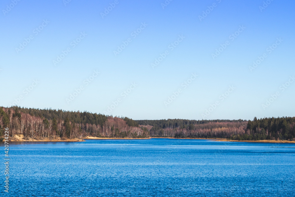 Un ciel bleu d'enfer au dessus d'un des plus beaux lacs de Belgique