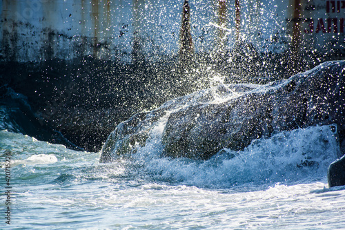 Wallpaper Mural waves and rocks Torontodigital.ca