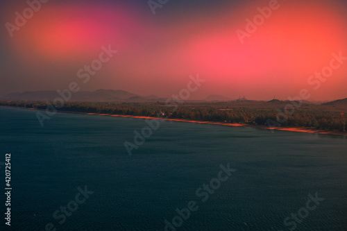 Wide-angle nature background  clear air  beautiful blue sea  and the blur of the sun and the passing wind  spontaneous beauty in the scenic spots.