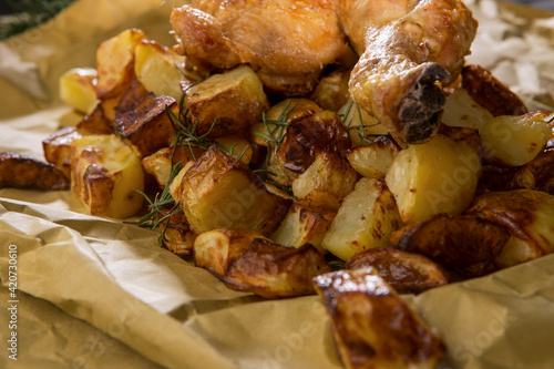 patate al forno  con rosmarino servite in un tavolo  photo