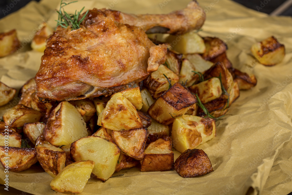 Pollo arrosto e patatine serviti pronti per essere mangiati Pollo arrosto e patatine serviti pronti per essere mangiati