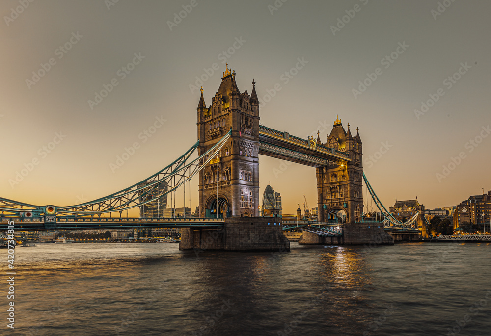 Obraz premium Sunset timelapse of Tower Bridge in London. UK