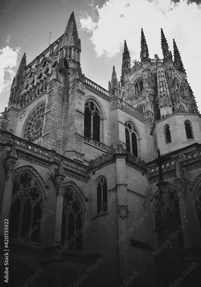 Vista de las agujas de la catedral de Burgos vista desde abajo