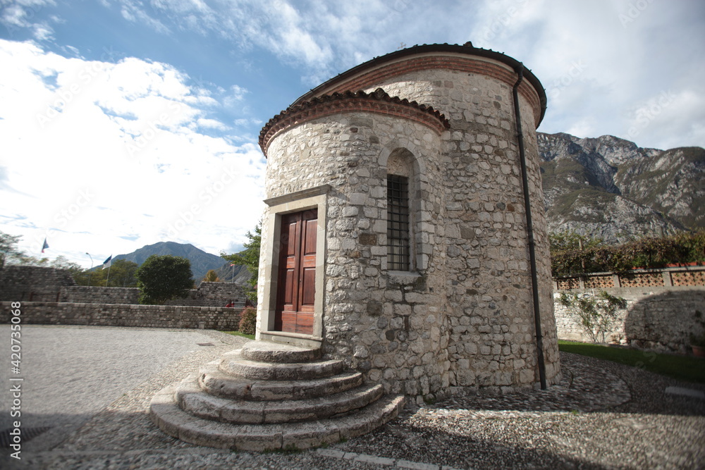 Fototapeta premium Venzone è un'antica cittadina rasa al suolo dal terremoto del 1976 e ricostruita così come era nel Medioevo. Dichiarata monumento nazionale, ed eletta 