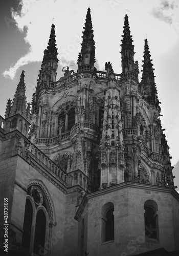 Cabecera de la catedral gótica de Burgos, España vista desde la base