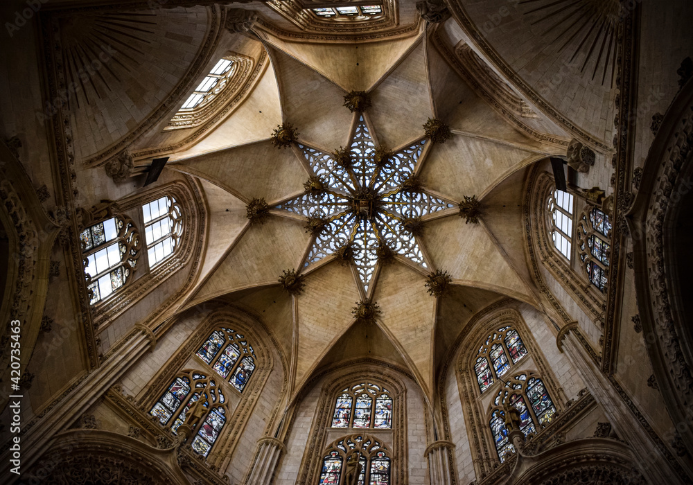 Flor arquitectónica en el interior de la catedral gótica de Burgos, España
