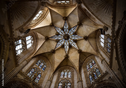 Flor arquitect  nica en el interior de la catedral g  tica de Burgos  Espa  a