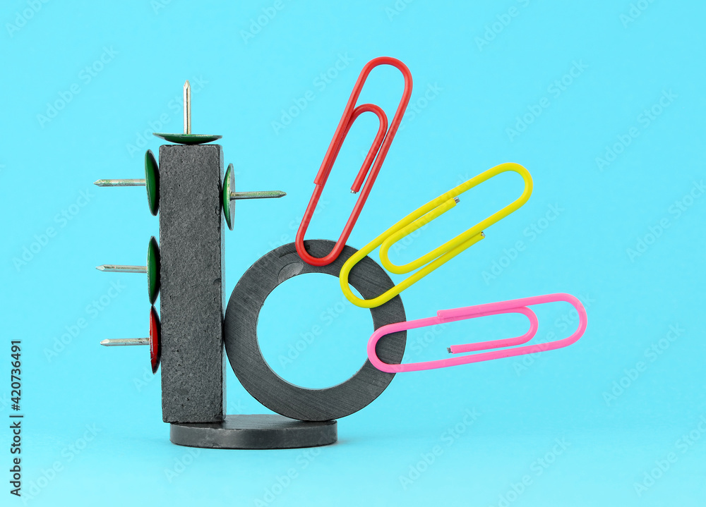 Drawing pins and paper clips attached to Stock Photo Adobe Stock