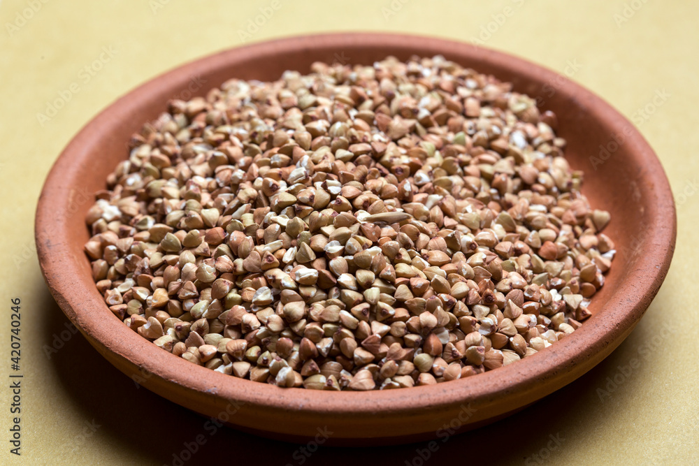 Grano sfuso dentro una ciotola di terracotta Grano sfuso dentro una ciotola di terracotta