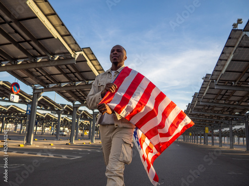 Afroamericano celebrando el Día de la Independencia de los Estados Unidos